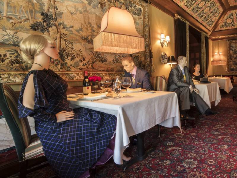 čuveni restoran ugostiće lutke umesto ljudi 