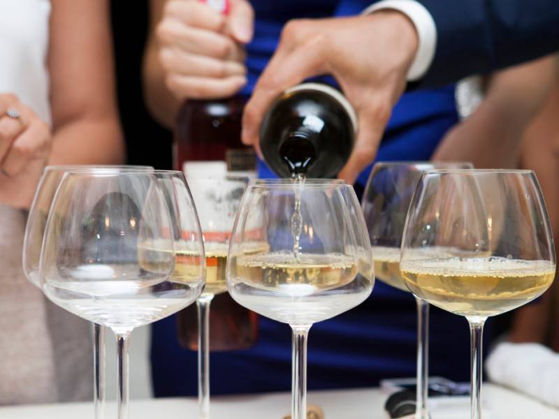 u iloku otvaraju vino sa krunisanja elizabete ii