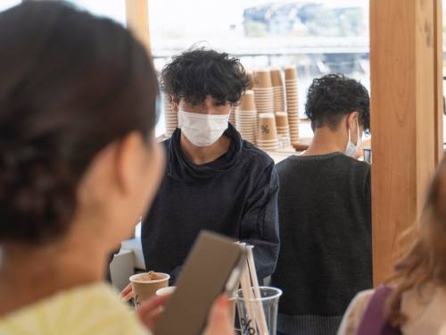 da li da nosimo masku kada konobar prilazi stolu 