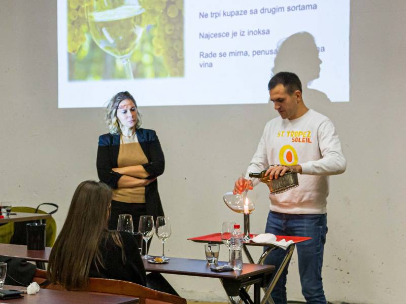mladi somelijeri takmiče se u poznavanju srpskih vina