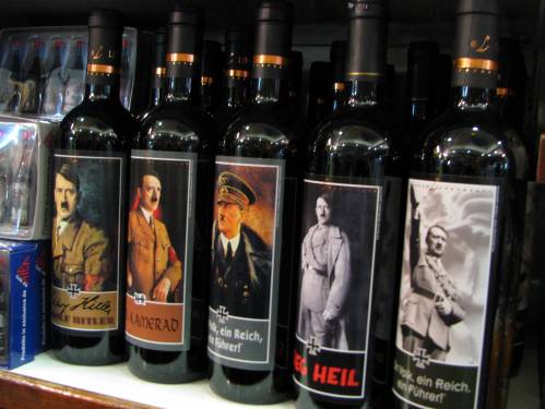 obustavlja se prodaja vina sa hitlerovim likom