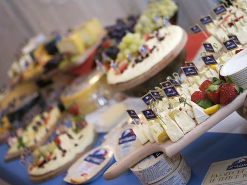 veče galskog sira i vina u ambasadi francuske