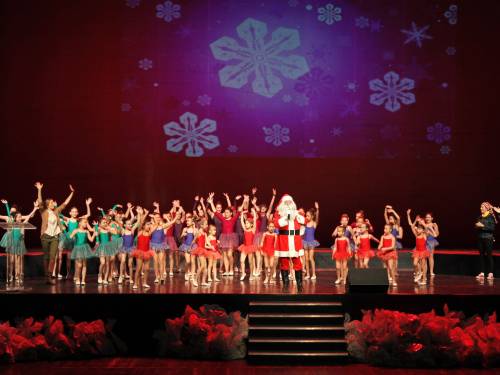 kompanija metro poklonila deci novogodišnji spektakl