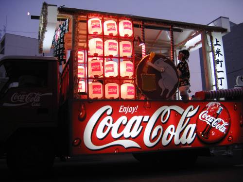 koka kola pravi svoje prvo alkoholno piće 