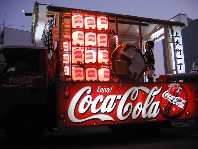 koka kola pravi svoje prvo alkoholno piće 