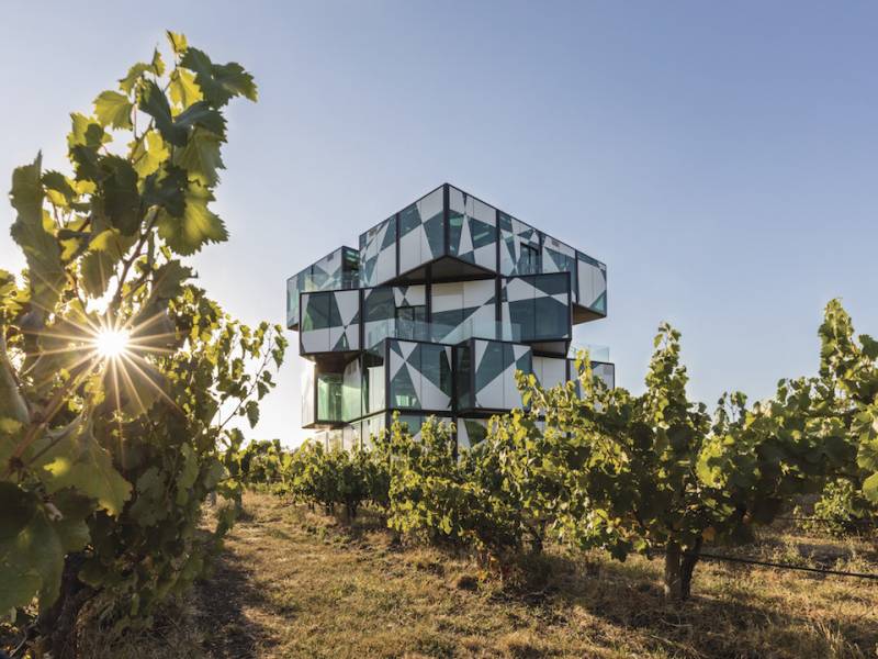 veliko priznanje za vinariju u obliku rubikove kocke