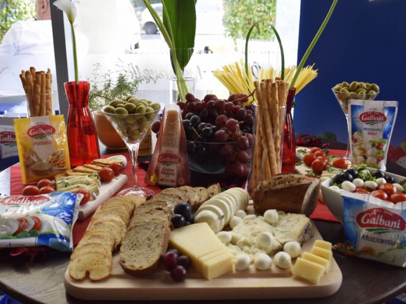 sirevi galbani predstavljeni u restoranu mozzarella