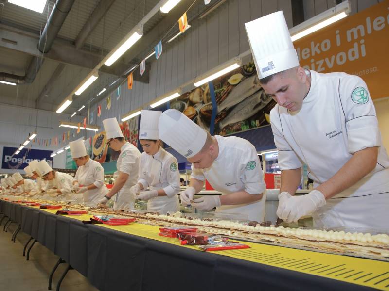 u metrou napravljen kolač od 50 metara 